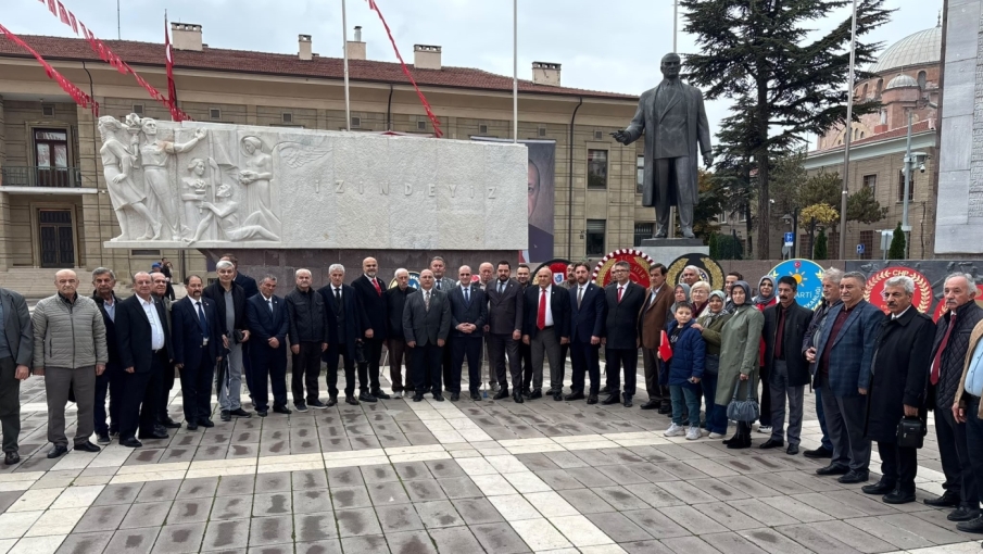 İYİ Parti Eskişehir teşkilatından Cumhuriyet Bayramı'nda çelenk töreni